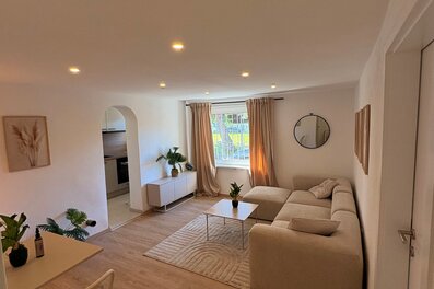 Bright living area with modern furnishings – 2-room apartment for short-term rental & temporary housing for 1 to 6 months in Bergheim