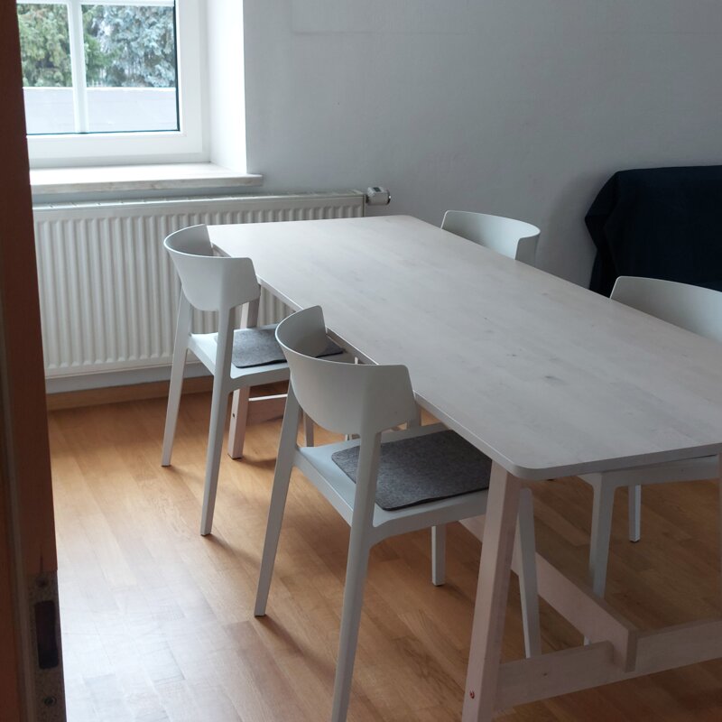 Heller Essbereich mit modernem Holztisch – 3-Zimmer Wohnung zur Kurzzeitmiete & Wohnen auf Zeit für 1 bis 6 Monate in Salzburg