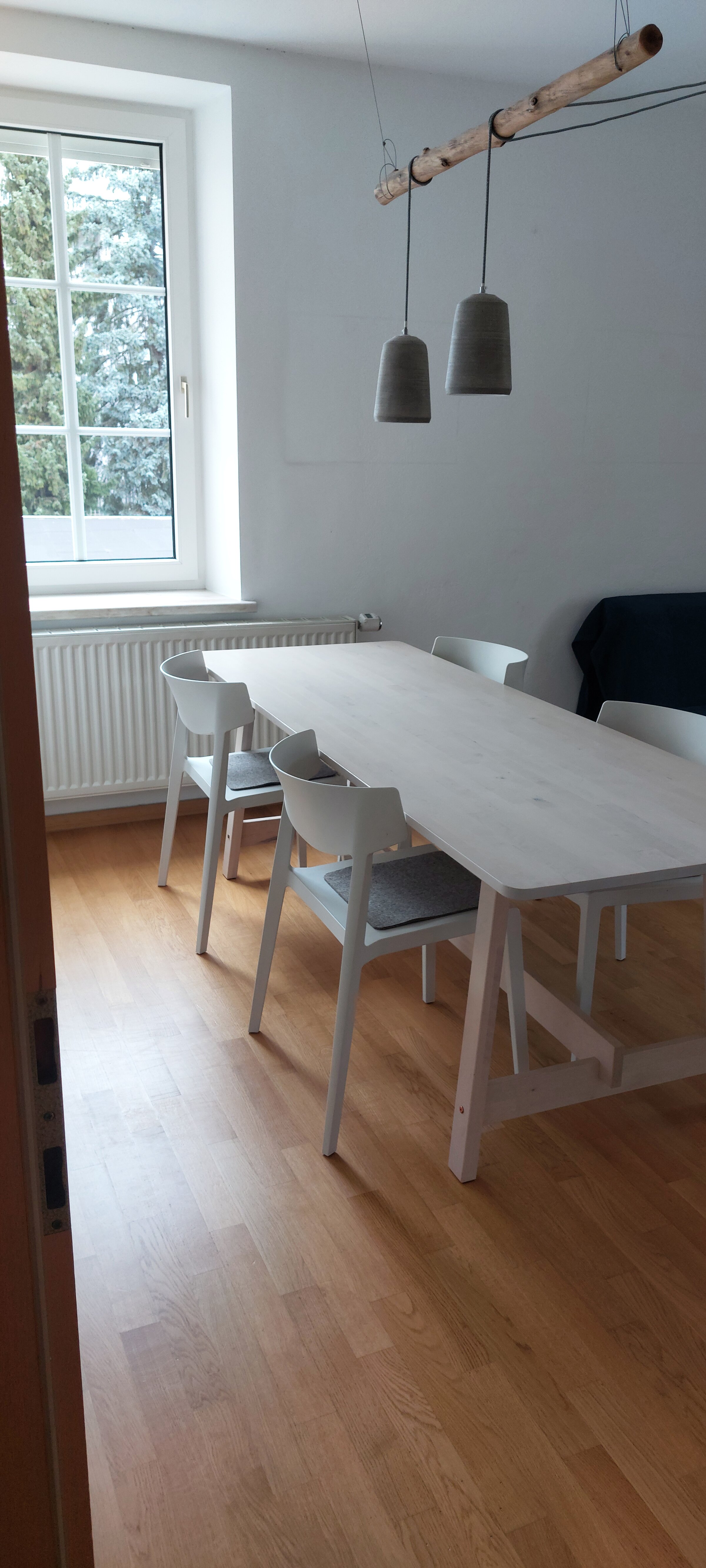 Heller Essbereich mit modernem Holztisch – 3-Zimmer Wohnung zur Kurzzeitmiete & Wohnen auf Zeit für 1 bis 6 Monate in Salzburg