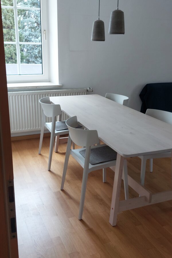 Heller Essbereich mit modernem Holztisch – 3-Zimmer Wohnung zur Kurzzeitmiete & Wohnen auf Zeit für 1 bis 6 Monate in Salzburg
