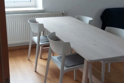 Heller Essbereich mit modernem Holztisch – 3-Zimmer Wohnung zur Kurzzeitmiete & Wohnen auf Zeit für 1 bis 6 Monate in Salzburg