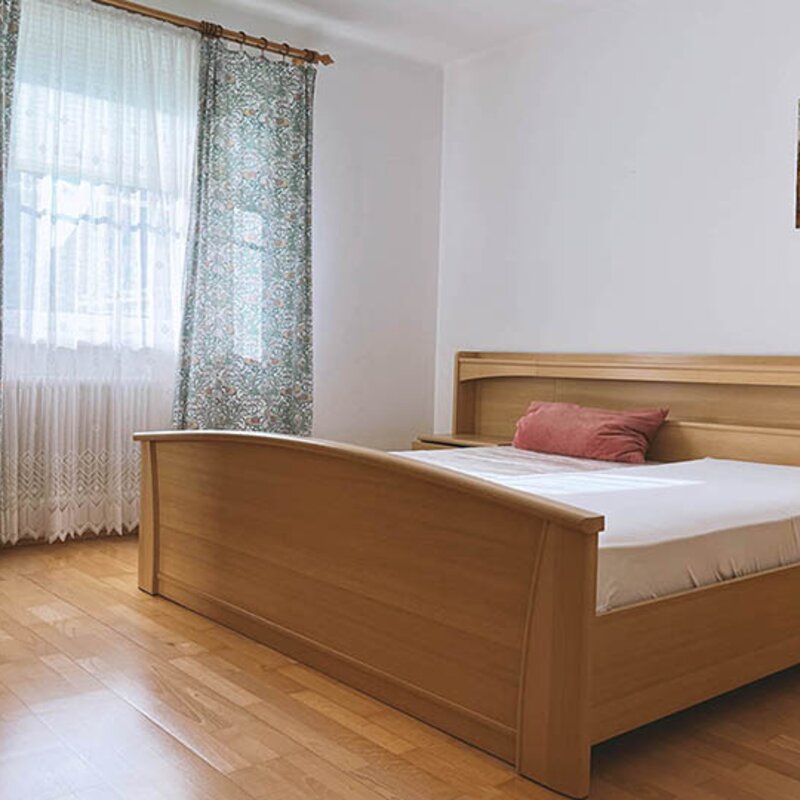 Schlafraum mit Doppelbett und 6-türigem Schrank | © Manfred G. Prossinger