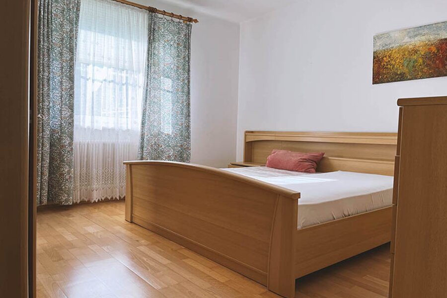 Schlafraum mit Doppelbett und 6-türigem Schrank | © Manfred G. Prossinger