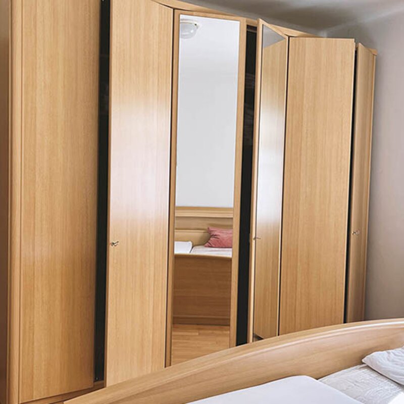 Schlafraum mit Doppelbett und 6-türigem Schrank | © Manfred G. Prossinger