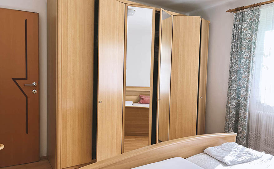 Schlafraum mit Doppelbett und 6-türigem Schrank | © Manfred G. Prossinger