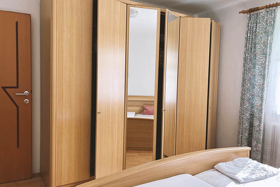 Schlafraum mit Doppelbett und 6-türigem Schrank | © Manfred G. Prossinger