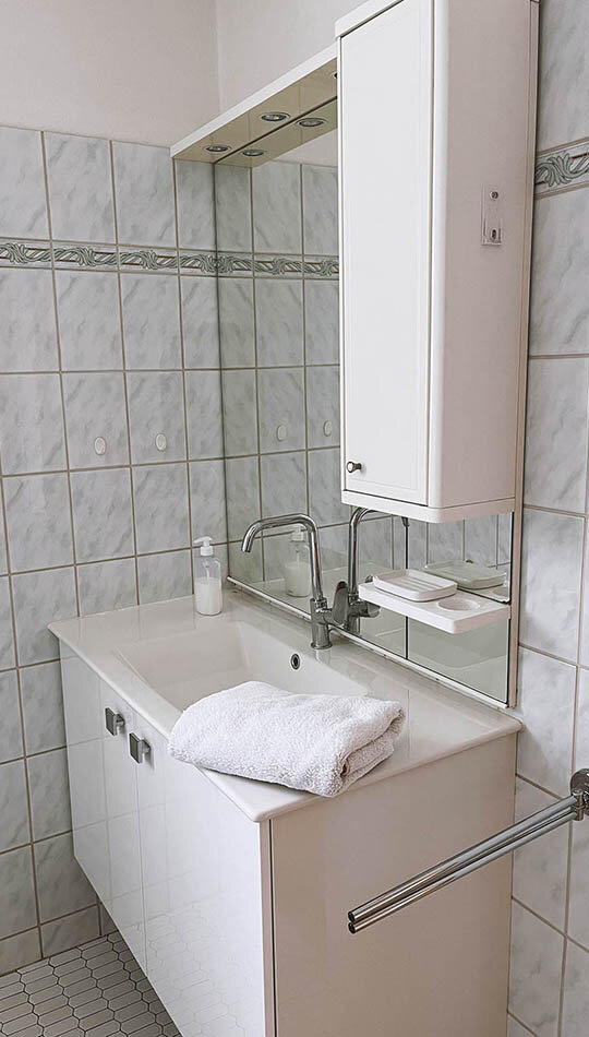 Badezimmer mit Badewanne/Dusche | © Manfred G. Prossinger