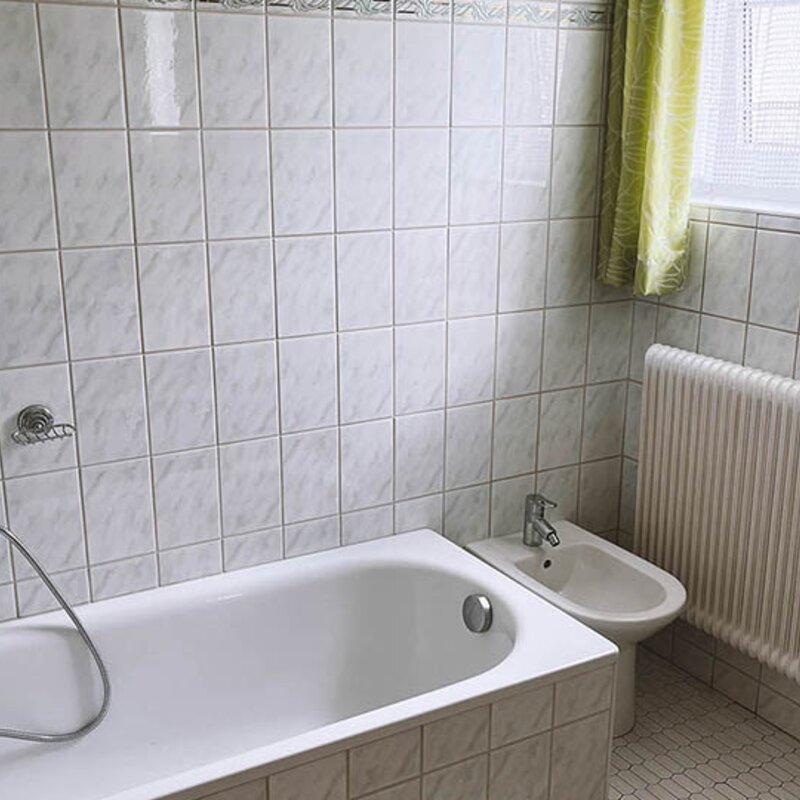 Badezimmer mit Badewanne/Dusche | © Manfred G. Prossinger