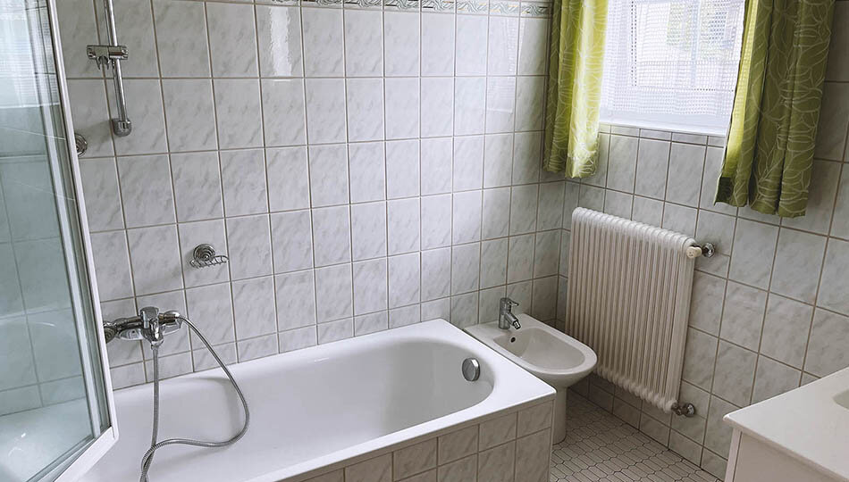 Badezimmer mit Badewanne/Dusche | © Manfred G. Prossinger