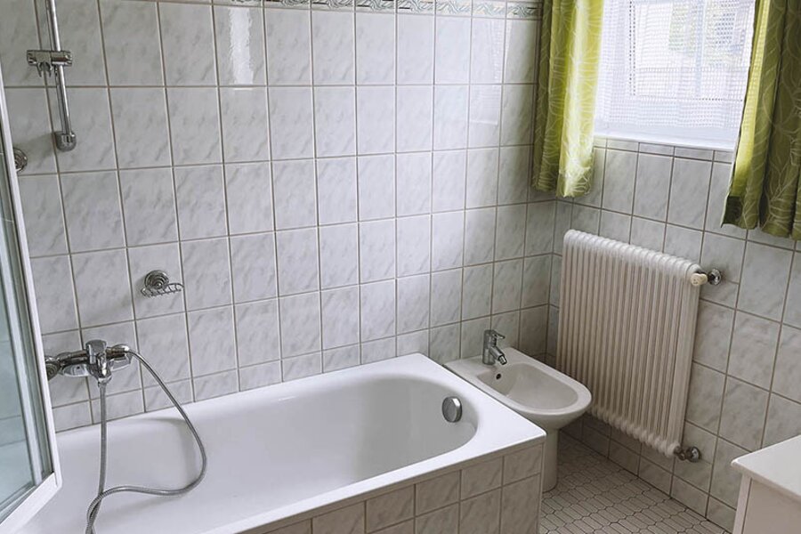 Badezimmer mit Badewanne/Dusche | © Manfred G. Prossinger