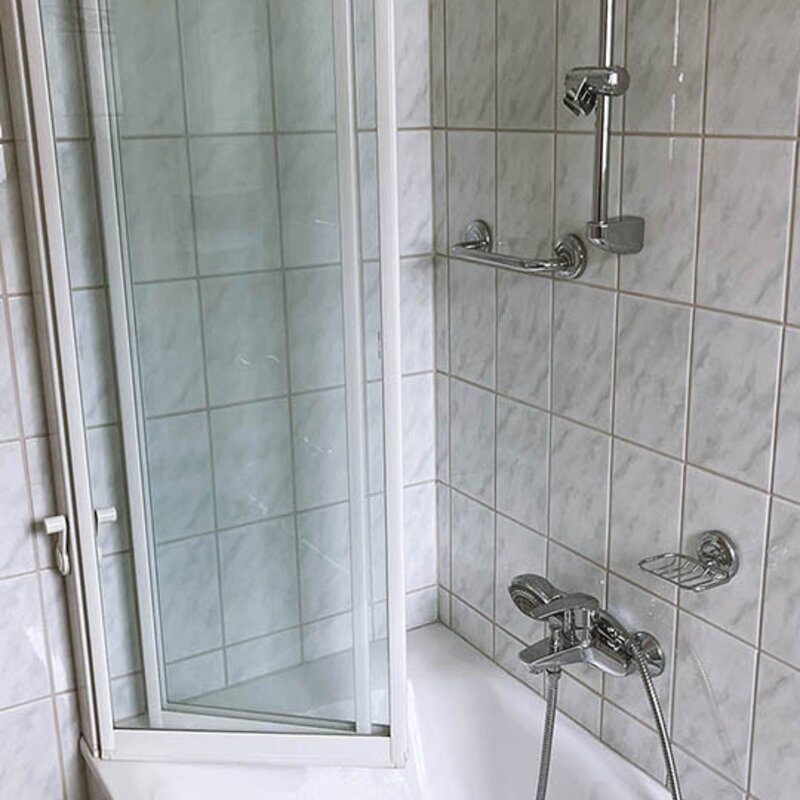 Badezimmer mit Badewanne/Dusche | © Manfred G. Prossinger
