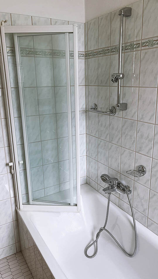 Badezimmer mit Badewanne/Dusche | © Manfred G. Prossinger