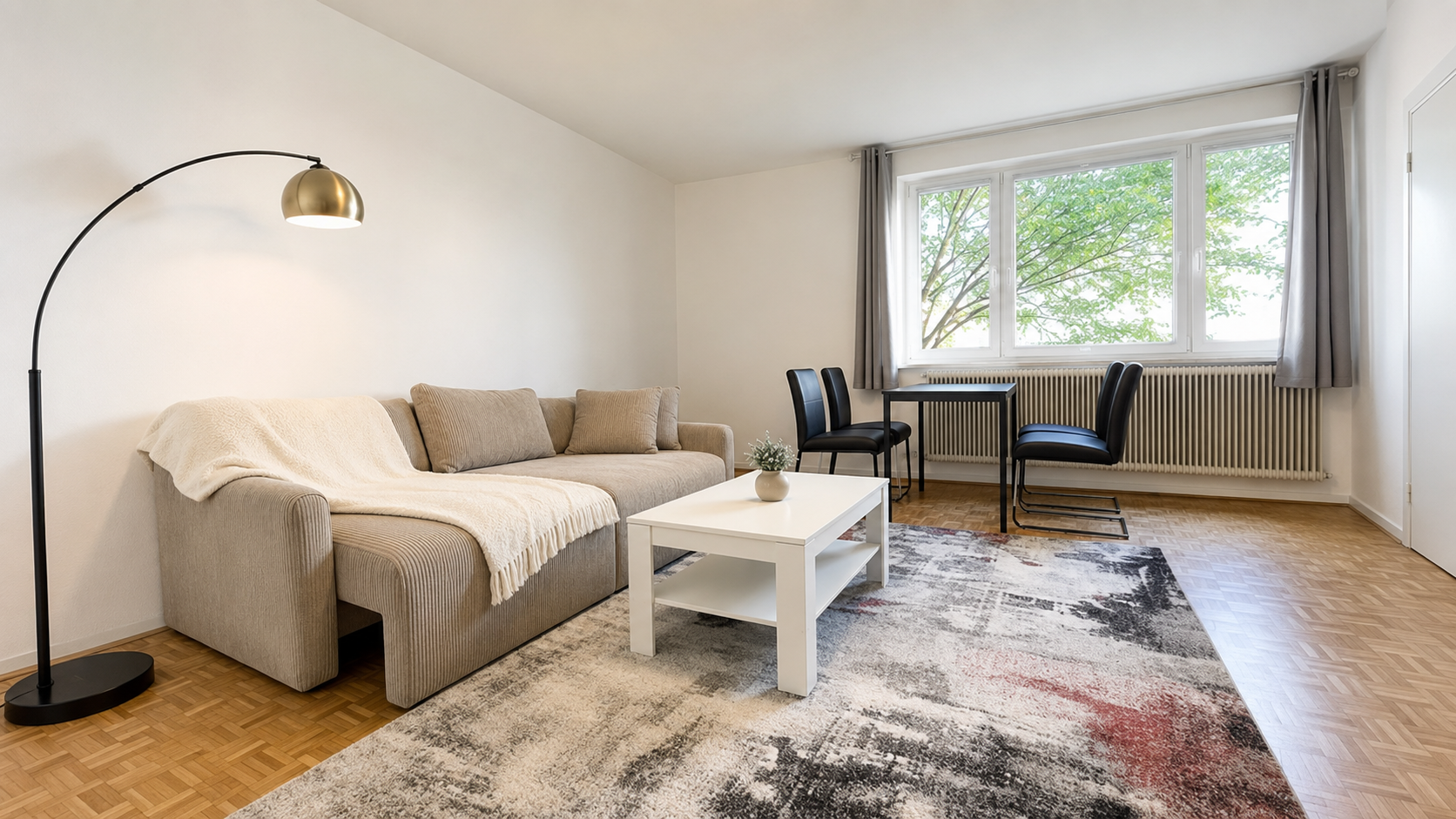 Helles Wohnzimmer mit Sofa & Esstisch – 2-Zimmer Wohnung, Kurzzeitmiete & Wohnen auf Zeit für 1 bis 6 Monate in Salzburg