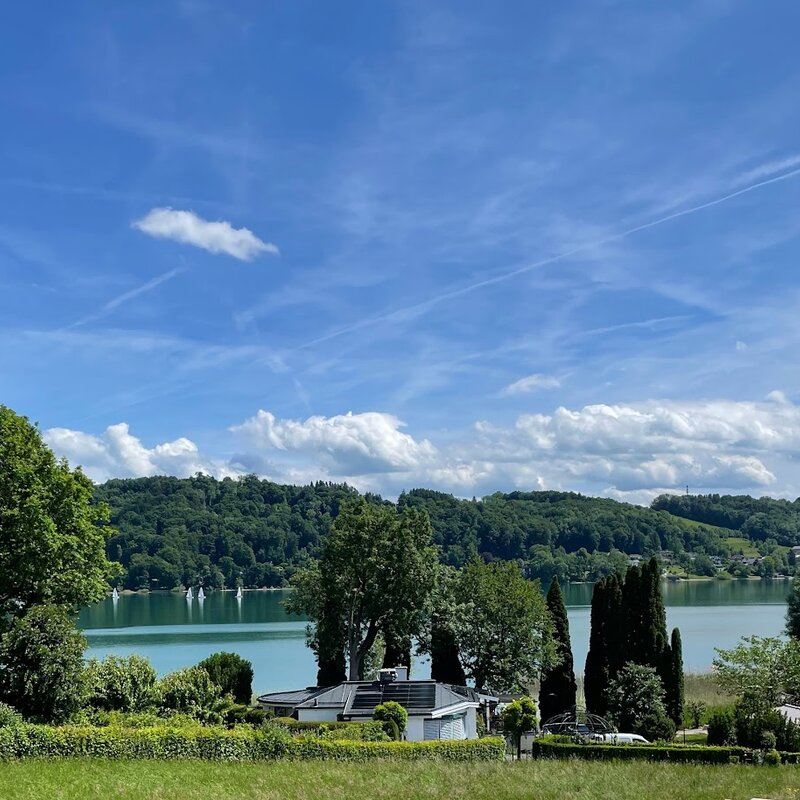 Blick auf den See mit Grünflächen – 2-Zimmer Wohnung, Seeblick, Kurzzeitmiete Mattsee, Wohnen auf Zeit 1 bis 6 Monate