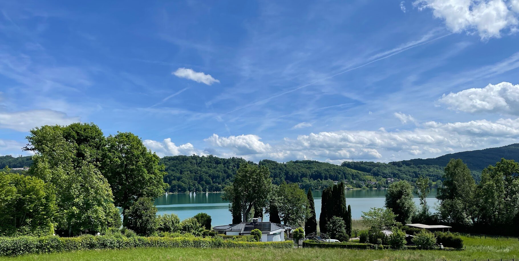 Blick auf den See mit Grünflächen – 2-Zimmer Wohnung, Seeblick, Kurzzeitmiete Mattsee, Wohnen auf Zeit 1 bis 6 Monate