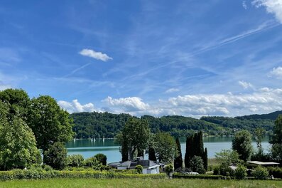 Blick auf den See mit Grünflächen – 2-Zimmer Wohnung, Seeblick, Kurzzeitmiete Mattsee, Wohnen auf Zeit 1 bis 6 Monate