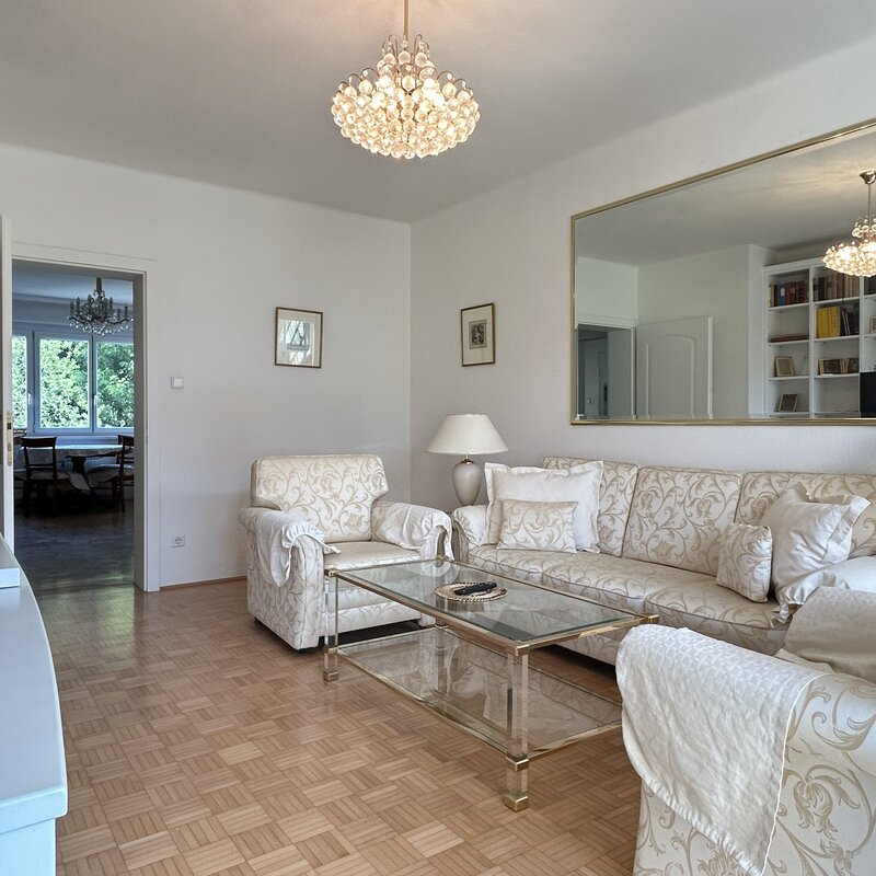 Bright living room with chandelier & parquet – 3-room apartment, short-term rental & temporary housing for 1 to 6 months in Graz