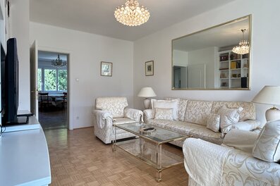 Bright living room with chandelier & parquet – 3-room apartment, short-term rental & temporary housing for 1 to 6 months in Graz