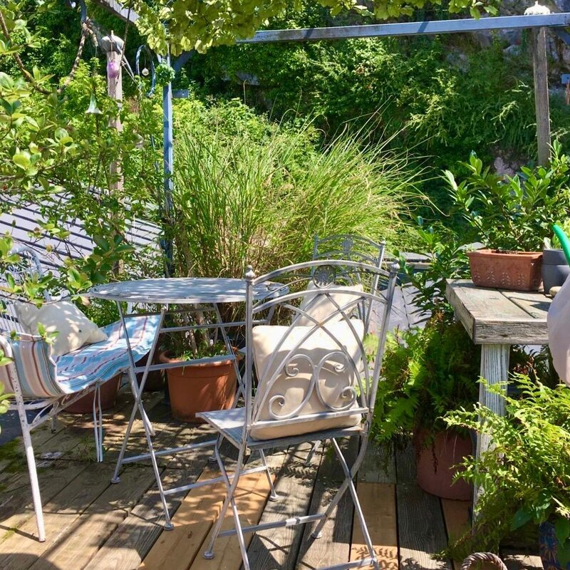 Green roof terrace with seating – 2-room apartment for short-term rental & temporary housing for 1 to 6 months in Salzburg