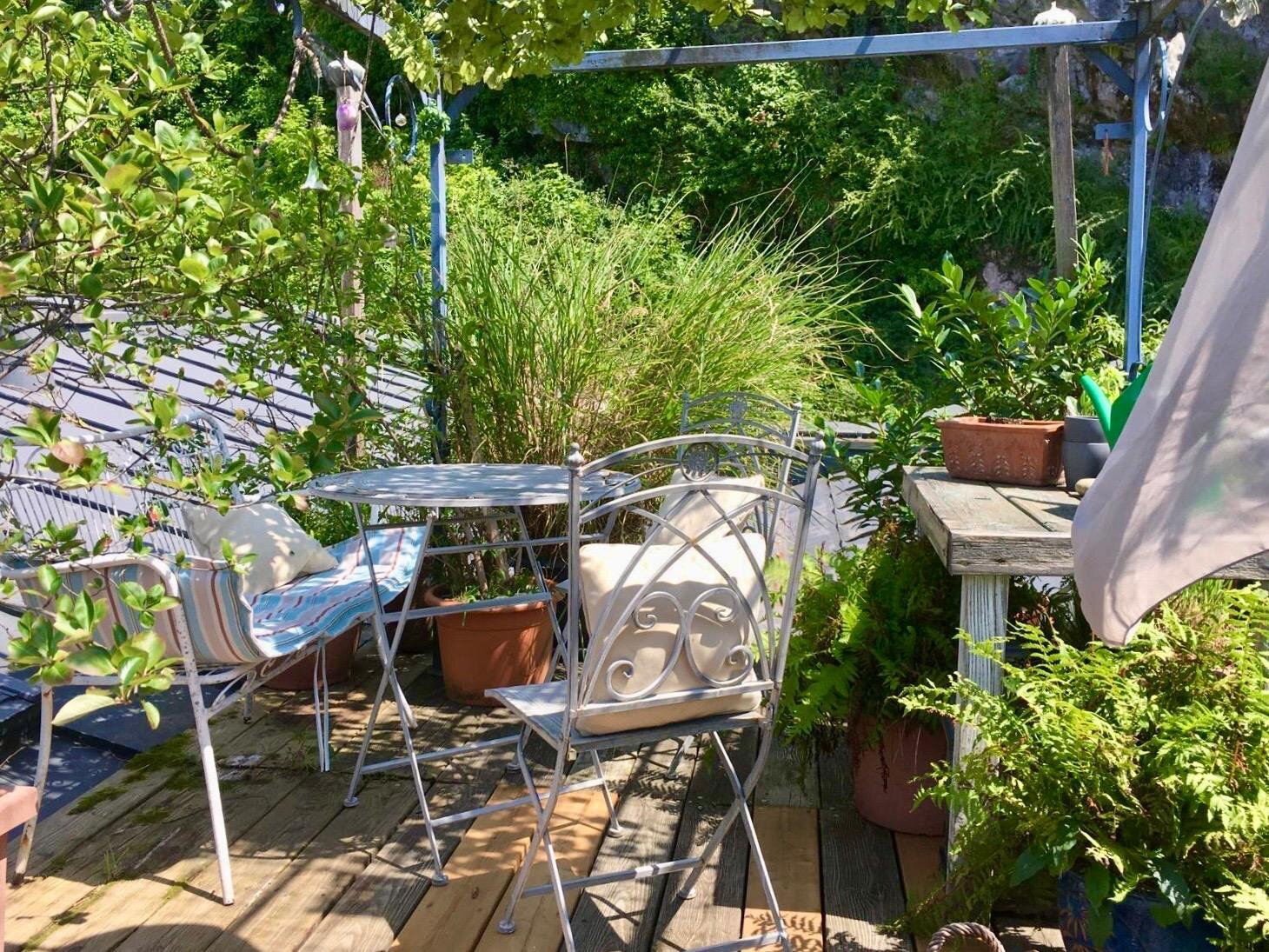 Green roof terrace with seating – 2-room apartment for short-term rental & temporary housing for 1 to 6 months in Salzburg