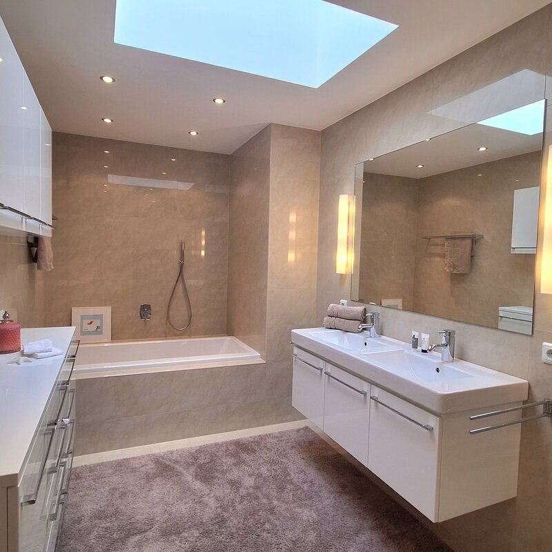 Badezimmer mit Dachfenster