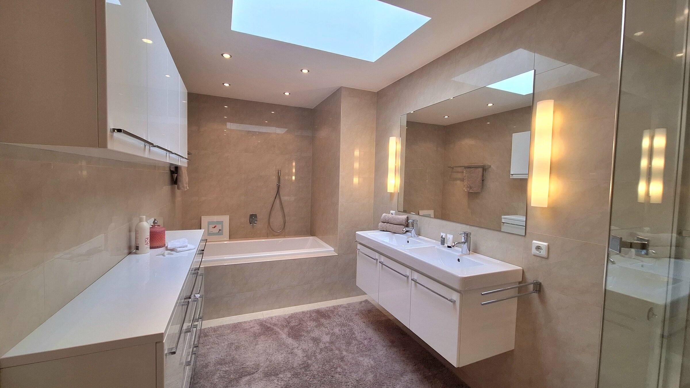 Badezimmer mit Dachfenster