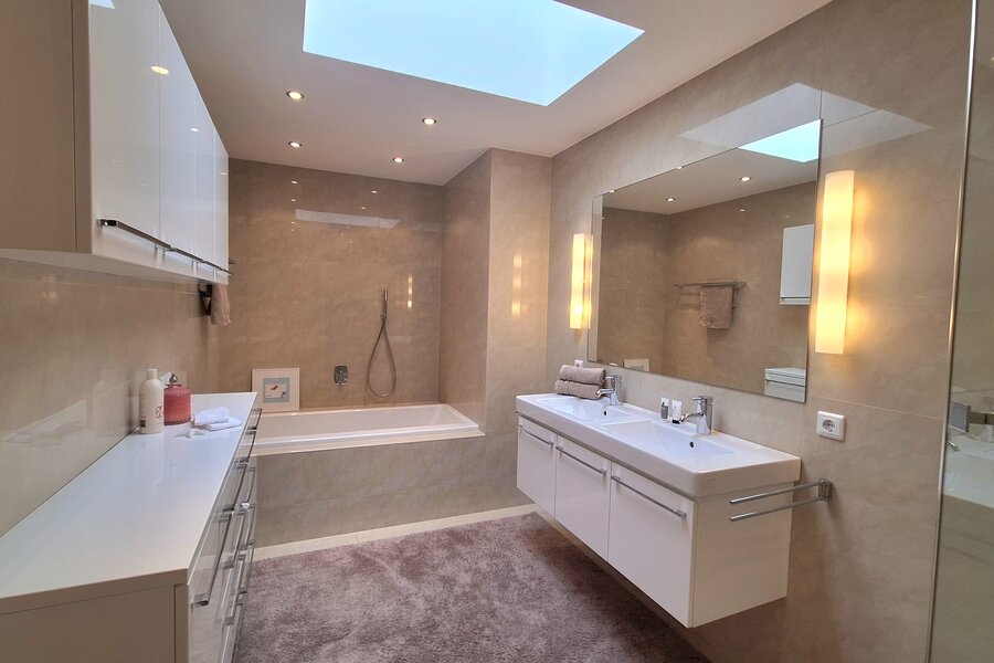 Badezimmer mit Dachfenster