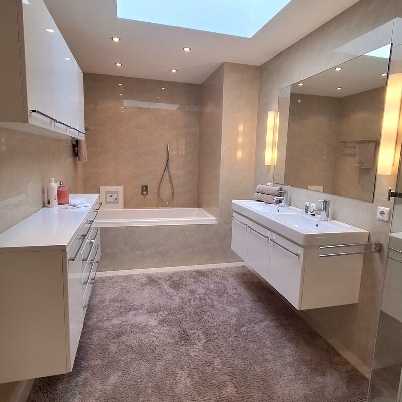 Badezimmer mit Dachfenster