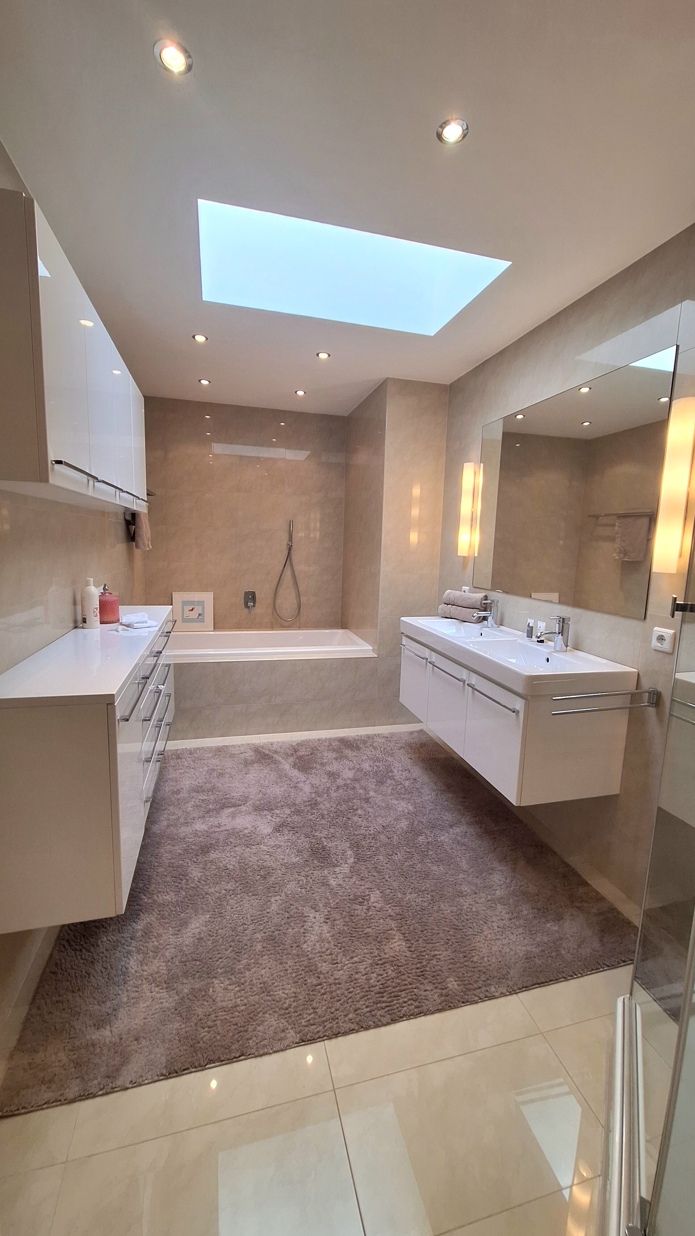 Badezimmer mit Dachfenster