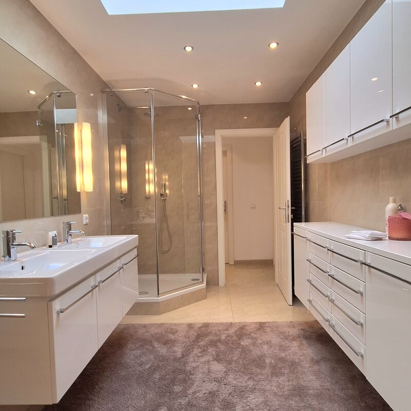 Badezimmer mit Dachfenster
