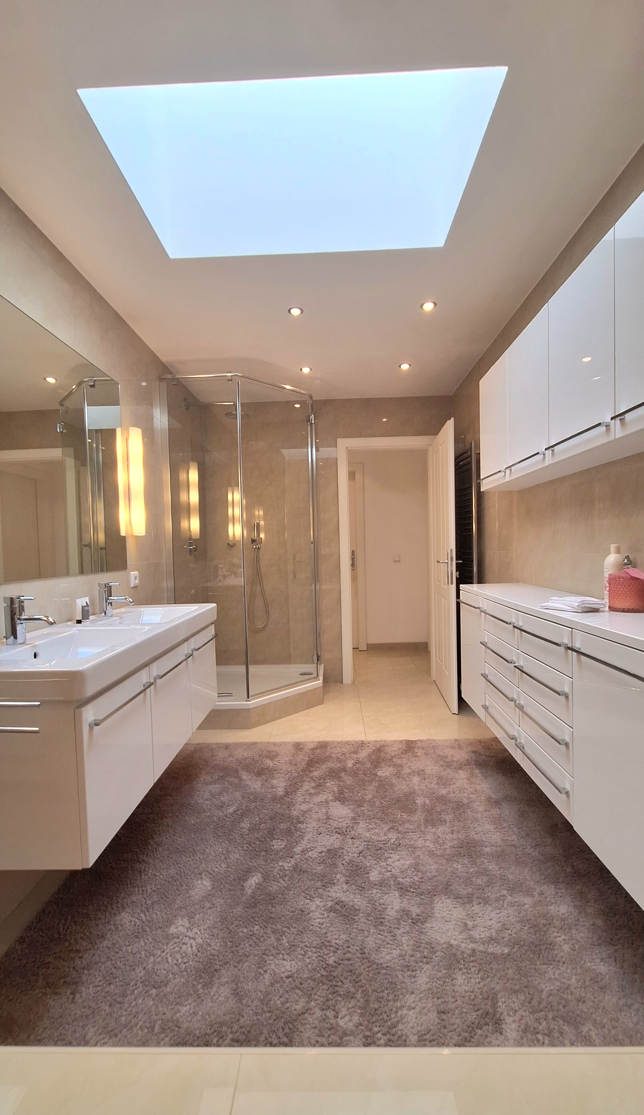 Badezimmer mit Dachfenster