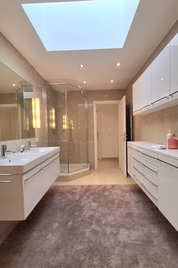 Badezimmer mit Dachfenster