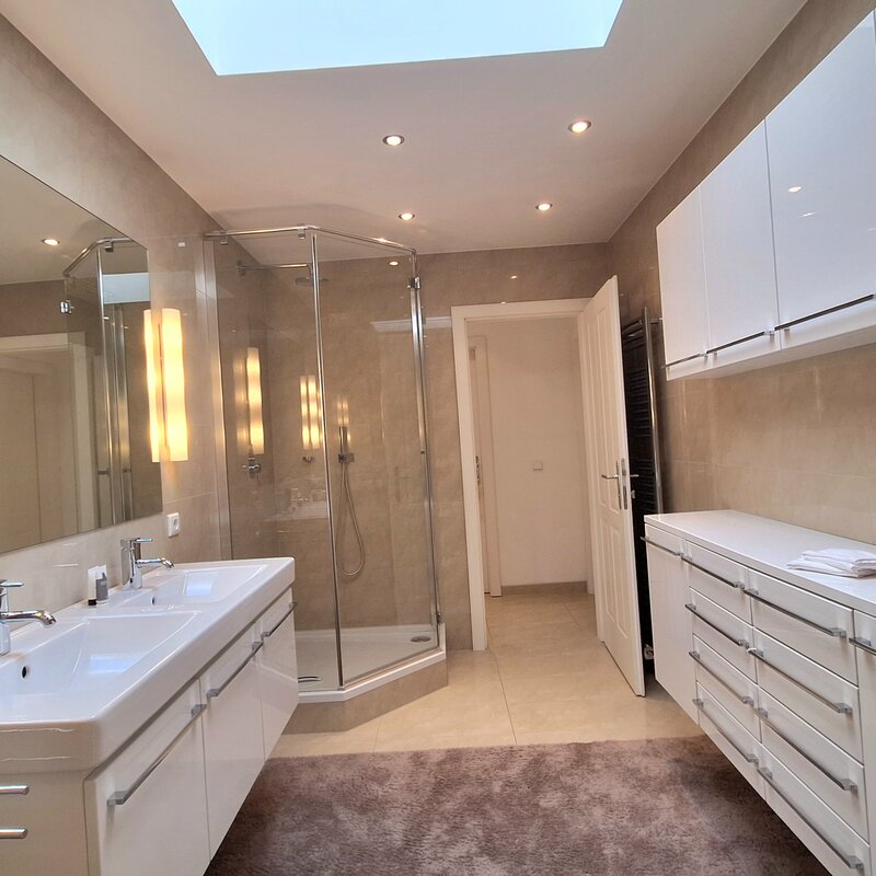 Badezimmer mit Dachfenster