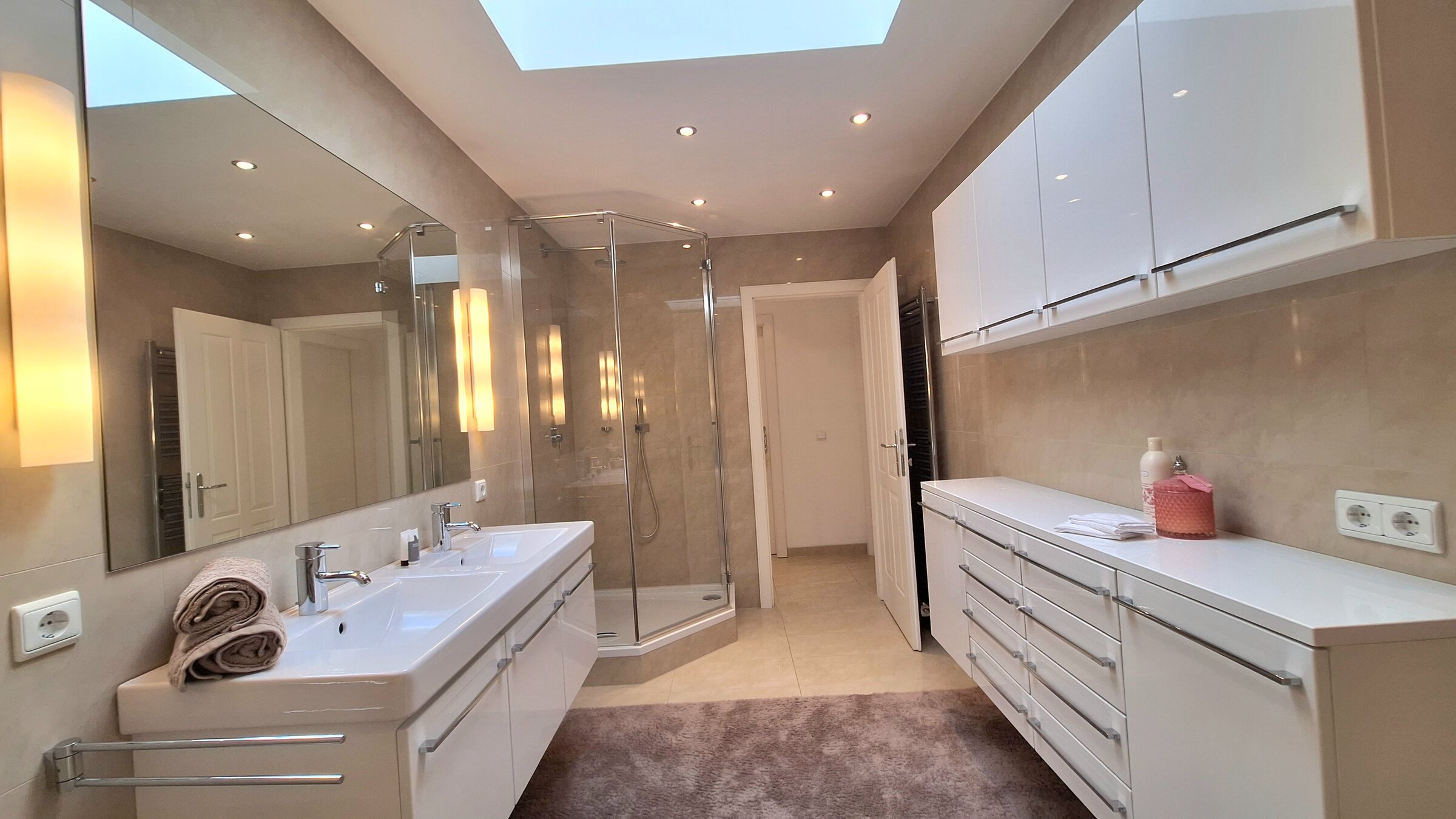 Badezimmer mit Dachfenster