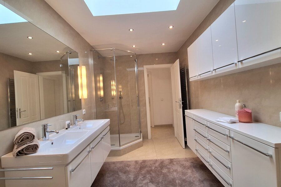 Badezimmer mit Dachfenster