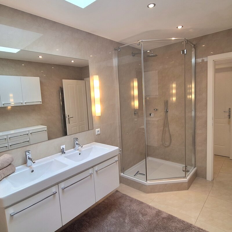Badezimmer mit Dachfenster