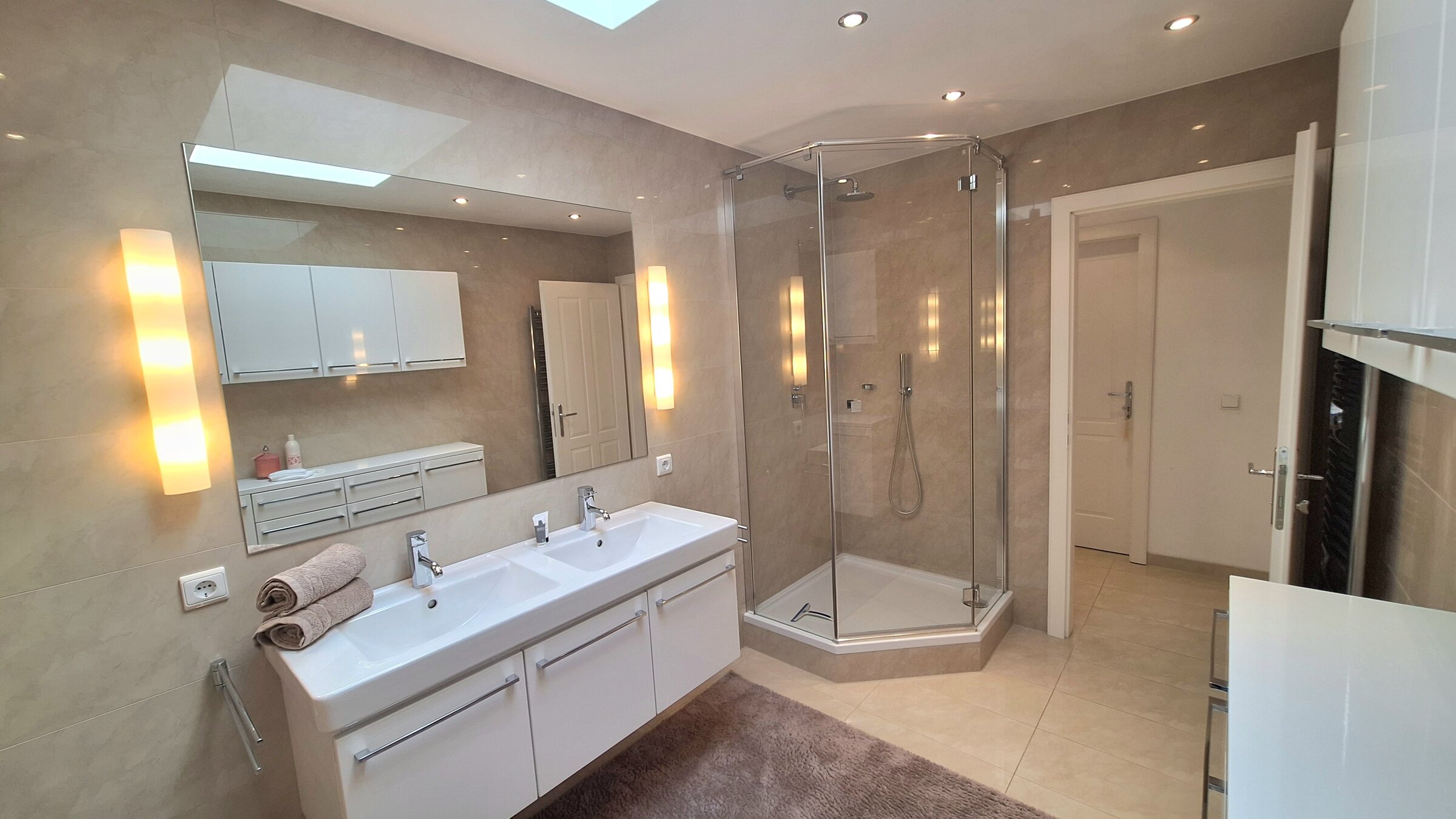 Badezimmer mit Dachfenster