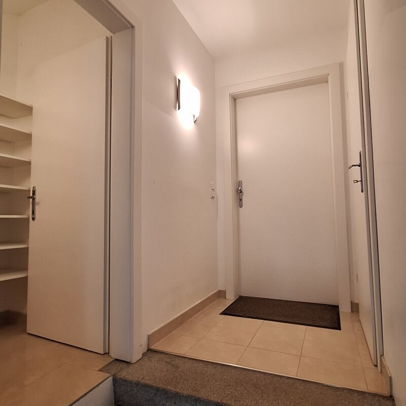 mit Zugängen zu Schuhraum und Technikraum