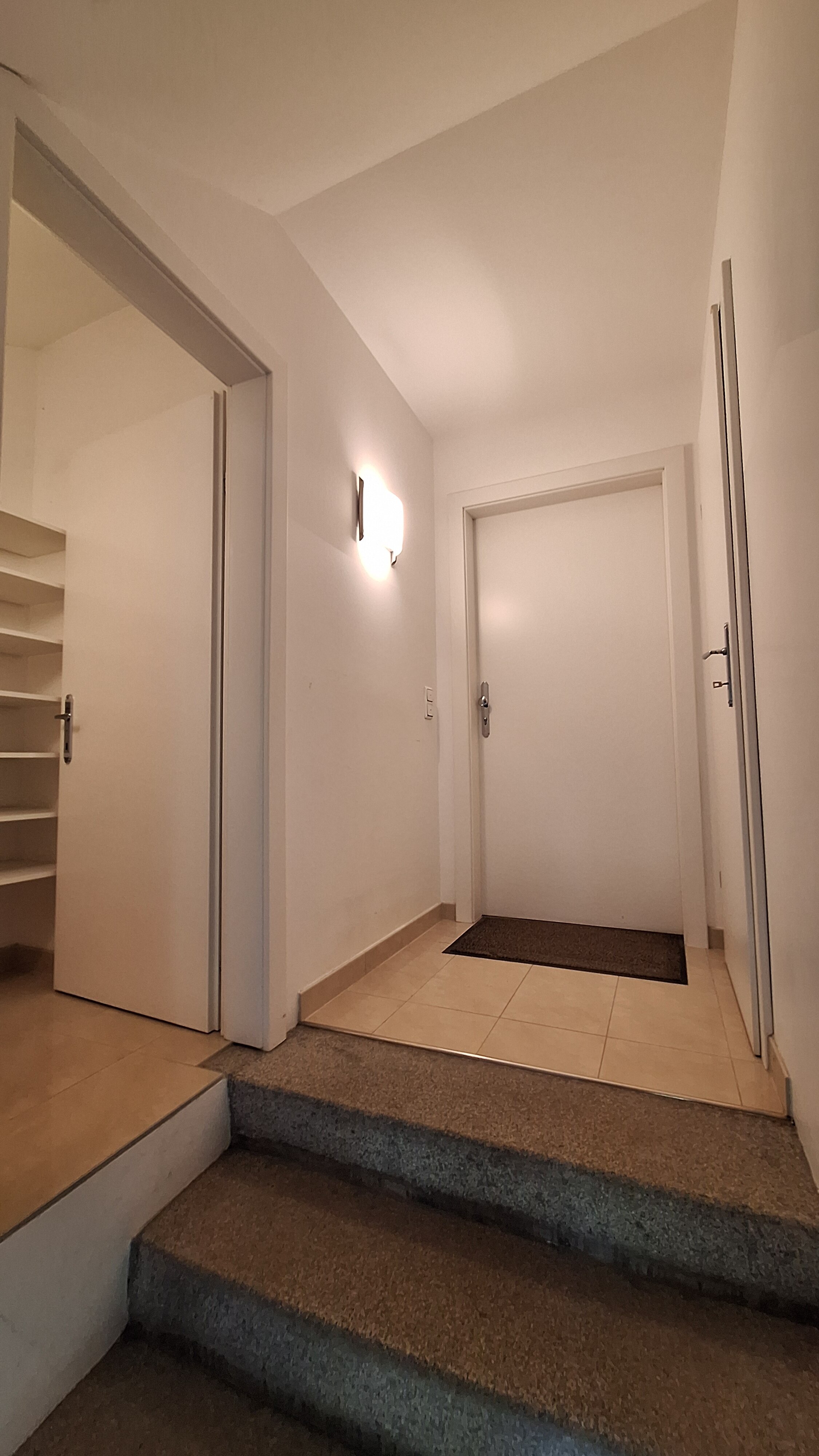 mit Zugängen zu Schuhraum und Technikraum