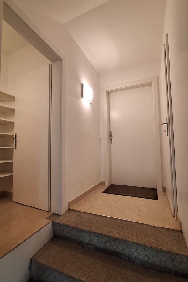 mit Zugängen zu Schuhraum und Technikraum