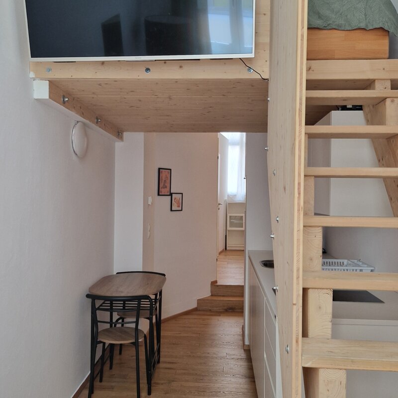 Smart TV, Treppe zum Schlafbereich 