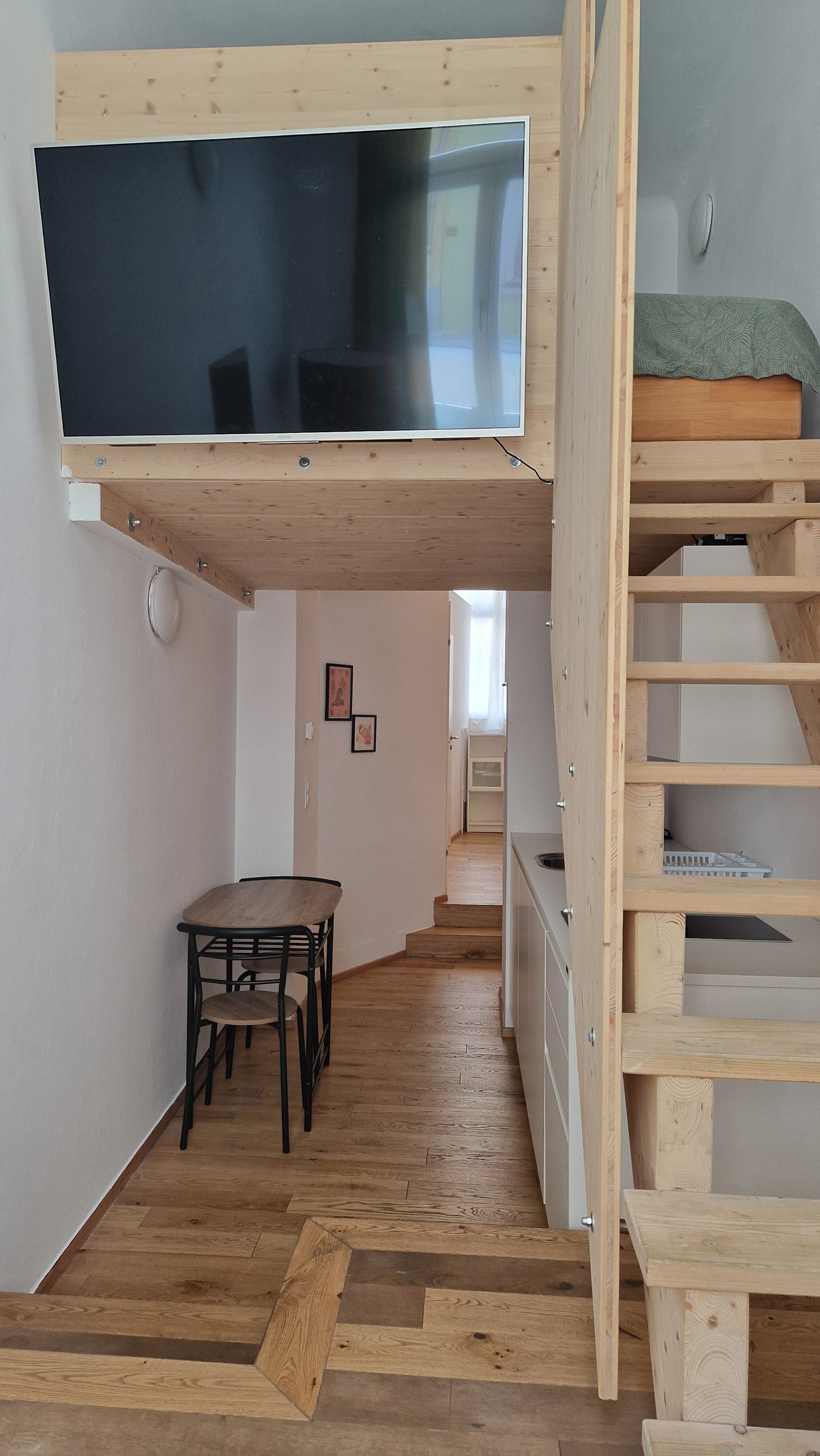 Smart TV, Treppe zum Schlafbereich 