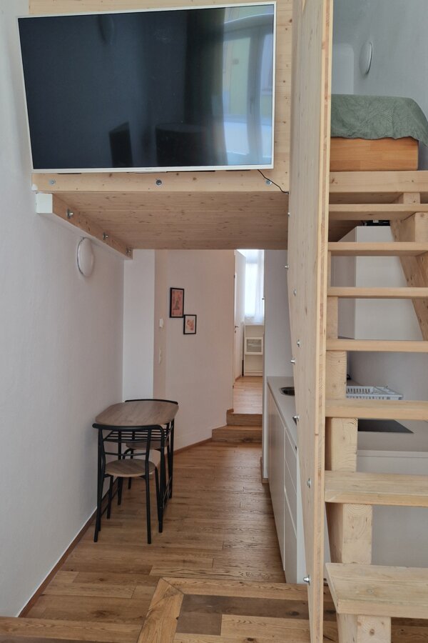 Smart TV, Treppe zum Schlafbereich 