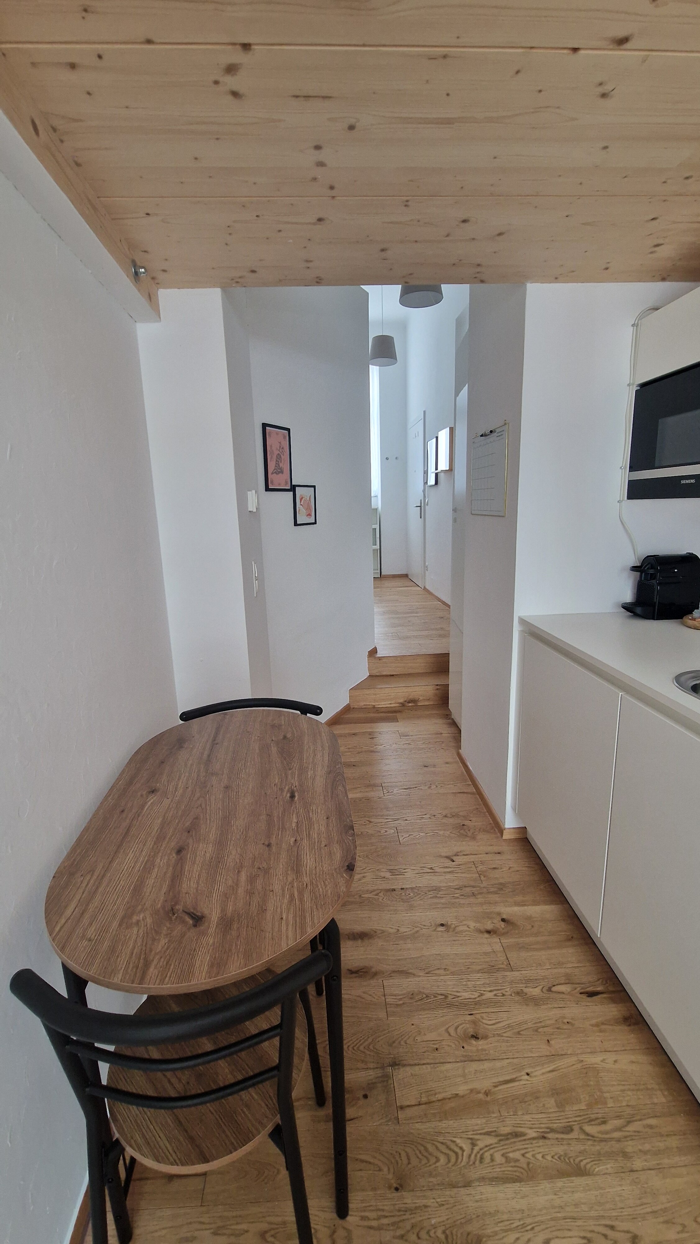 Tisch und Flur 