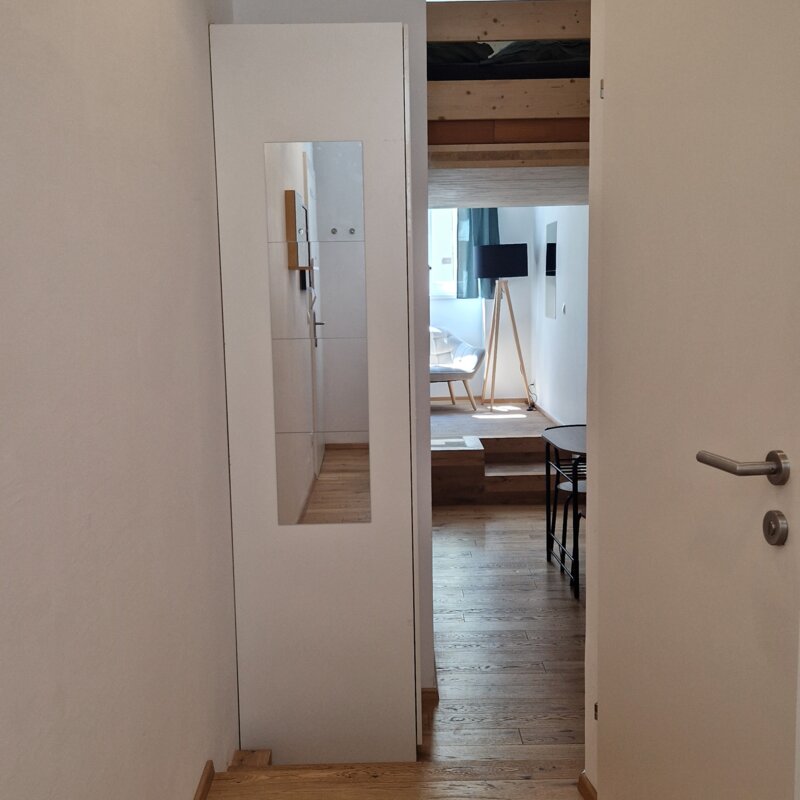 Kleiderschrank mit Spiegel 