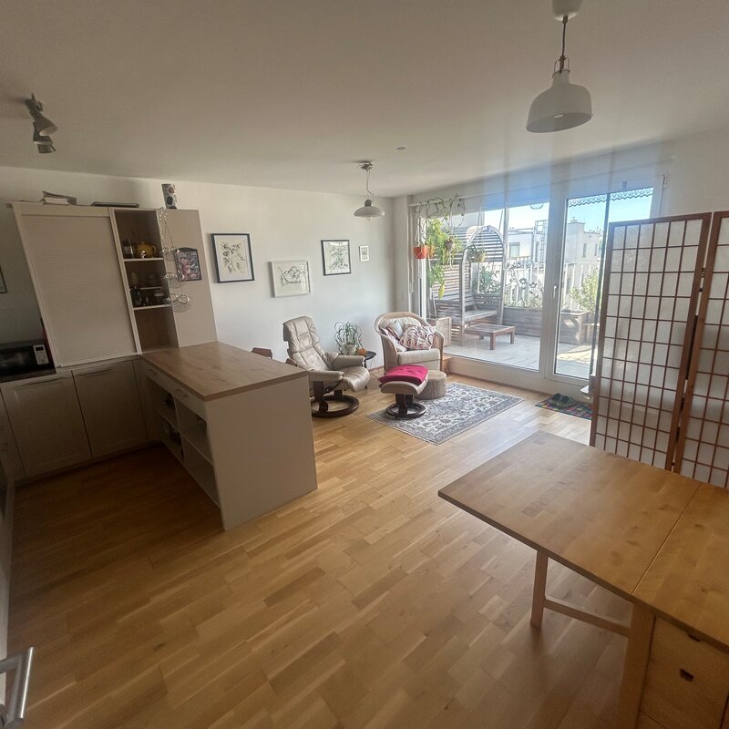 Livingroom with kitchen, dinner table and working desk behind the paravent | © katharina bauer
