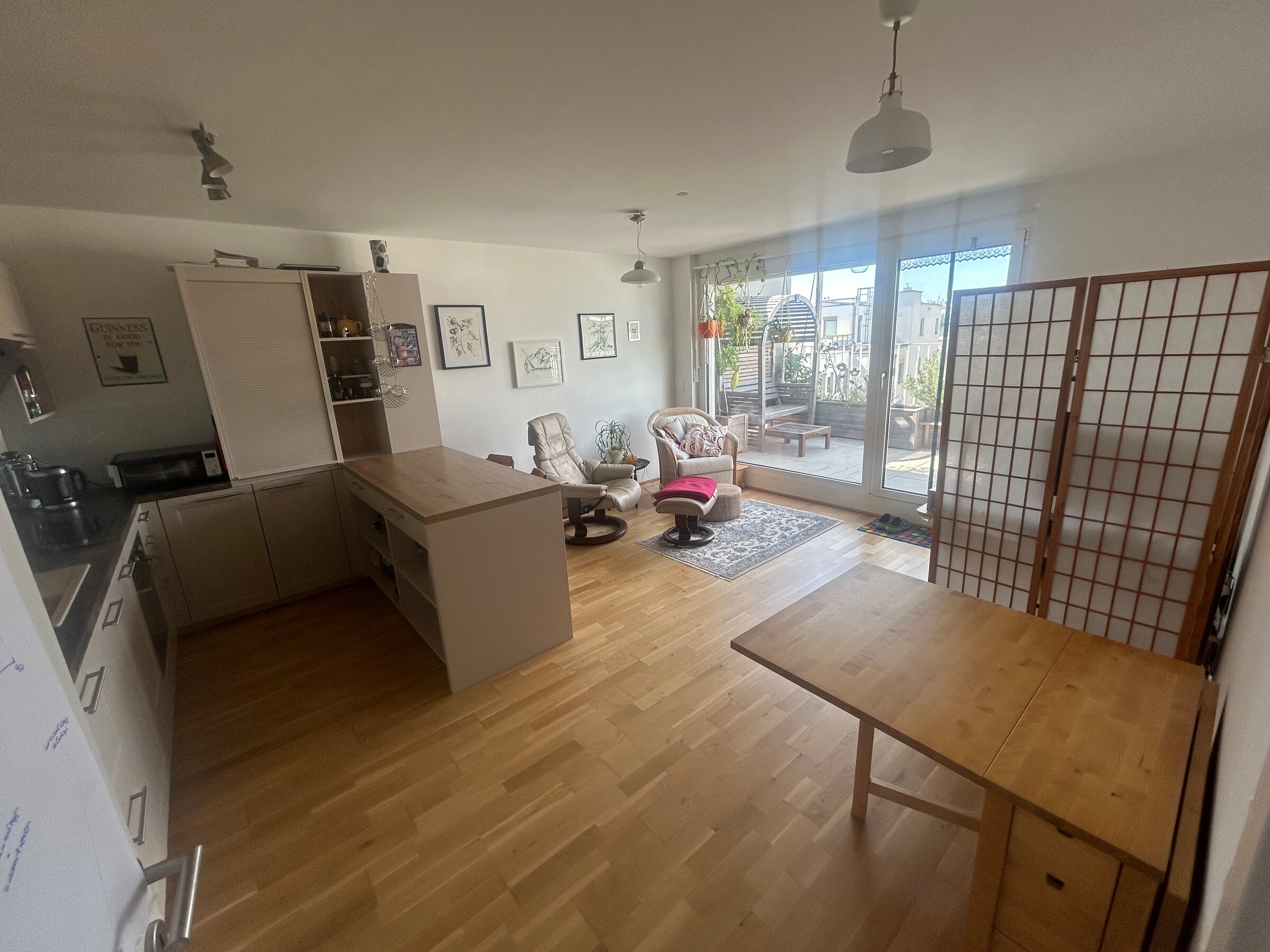 Livingroom with kitchen, dinner table and working desk behind the paravent | © katharina bauer