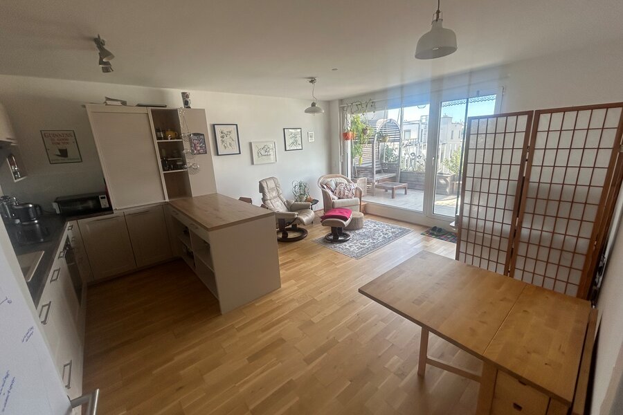 Livingroom with kitchen, dinner table and working desk behind the paravent | © katharina bauer