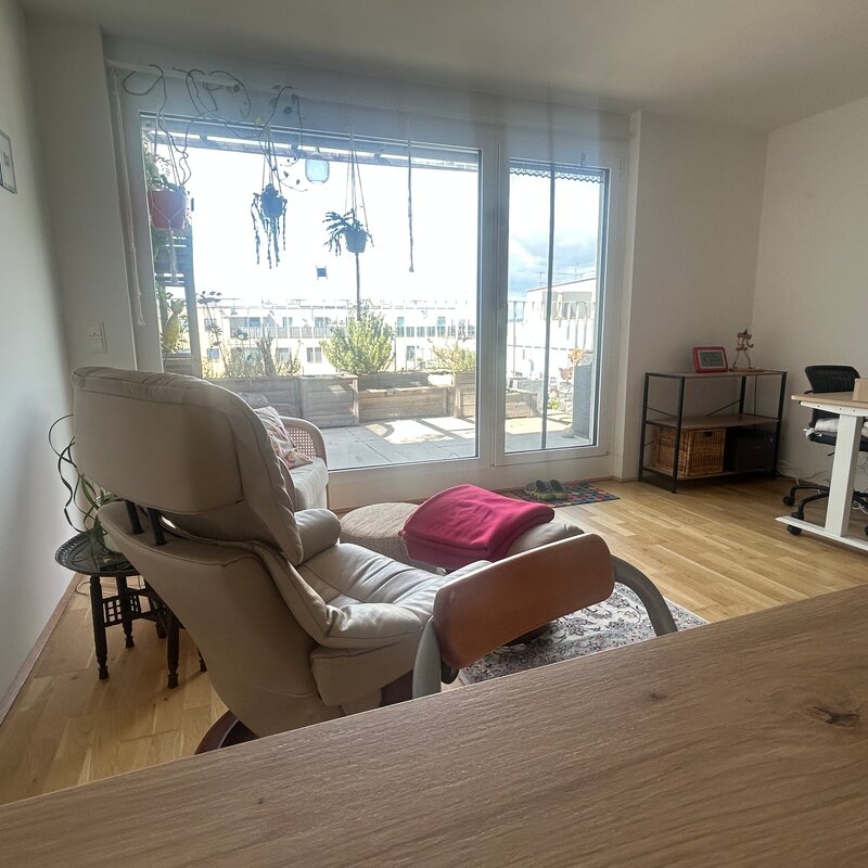 living room with balcony and small office space | © katharina bauer