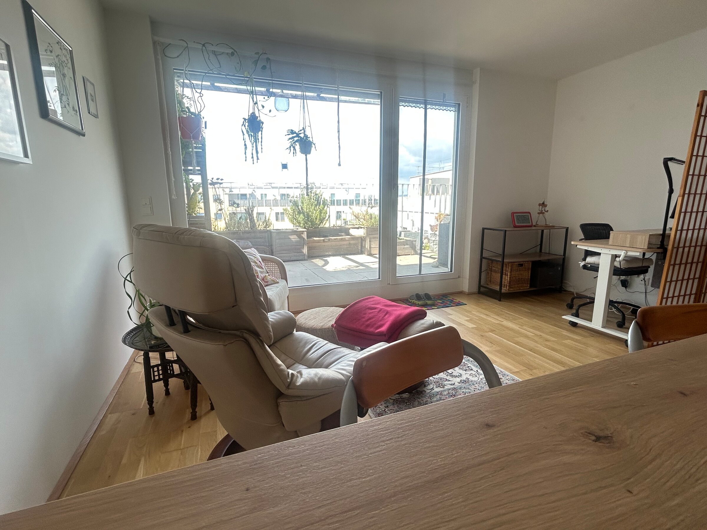 living room with balcony and small office space | © katharina bauer